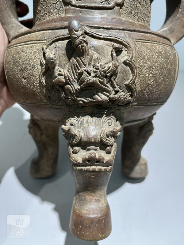 明嘉靖 铜太狮少狮钮朝冠耳熏炉 - 图14
